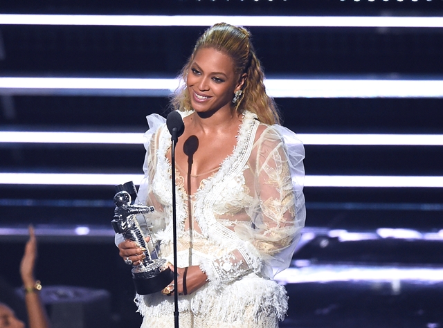 Beyoncé acepta el galardón de Video del año por Lemonade, durante los premios MTV Video Music Awards. (Foto Prensa Libre: AP).