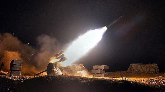 Corea del Norte lanza misil de corto alcance. (Foto Prensa Libre: EFE)