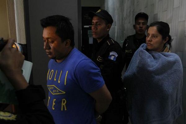 Luis Fernando España, de 37 años y Blanca Estela García, 29, dos de los siete detenidos por sicariato en Escuintla. (Foto Prensa Libre: R. Méndez)