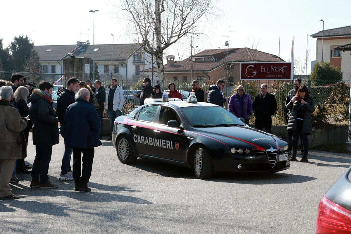 La policía italiana se encuentra afuera del LaDi Moret' donde fue encontrado sin vida Astori. (Foto Prensa Libre: EFE)
