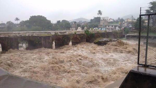 Río Los Esclavos, en Cuilapa, Santa Rosa, alcanza 3.30 metros y alarma a vecinos. (Foto Prensa Libre: Twitter @Mingob)