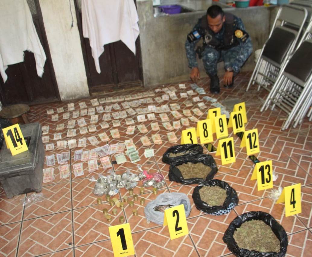 Autoridades hallan droga en inmuebles de Zacapa. (Foto Prensa Libre: PNC)