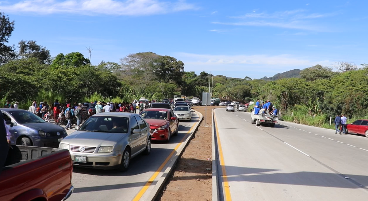 Una gran cantidad de vehículos utilizan el libramiento en la ruta a El Salvador, el cual evita el paso por el centro de Barberena. (Foto Prensa Libre: Hugo Oliva)