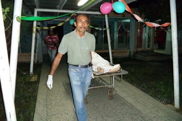 Una mujer fue atacada en su casa en Jalapa, luego fue trasladada al hospital donde murió. (Foto Prensa Libre: Hugo Oliva)