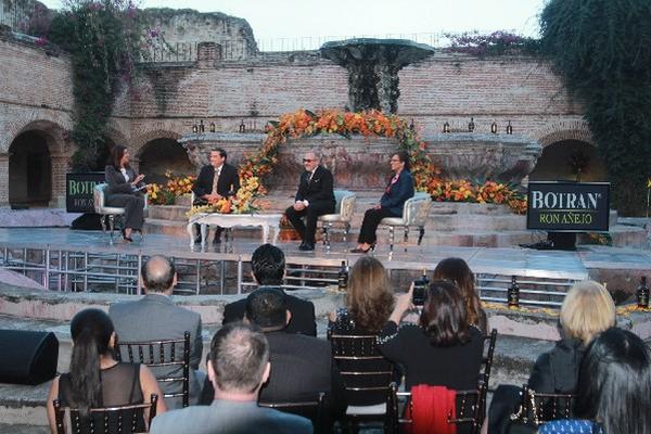 Roberto García Botrán, presidente de Industrias Licoreras; Emilio Estefan e Isabel Medina, embajadora internacional de la marca.