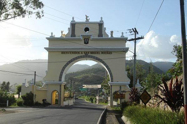 La Municipalidad de San Miguel Dueñas, Sacatepéquez, emitió un reglamento para uso de espacios públicos y para el control de las empresas de cable. (Foto Prensa Libre: Miguel López)