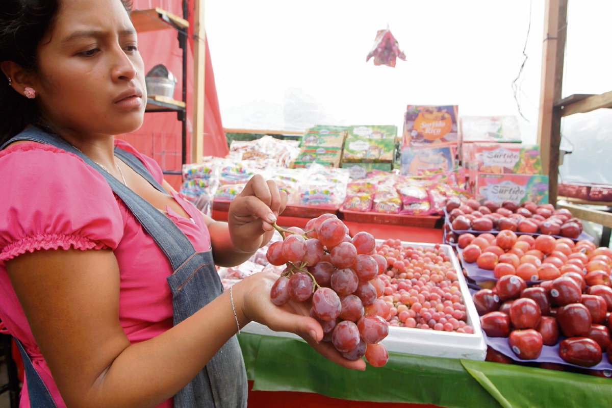 Vendedores del Mercado Central refieren que este año la uva que compraron tenía manchas y menos jugosa que en años anteriores. (FOTO PRENSA LIBRE: EDWIN BERCIAN)