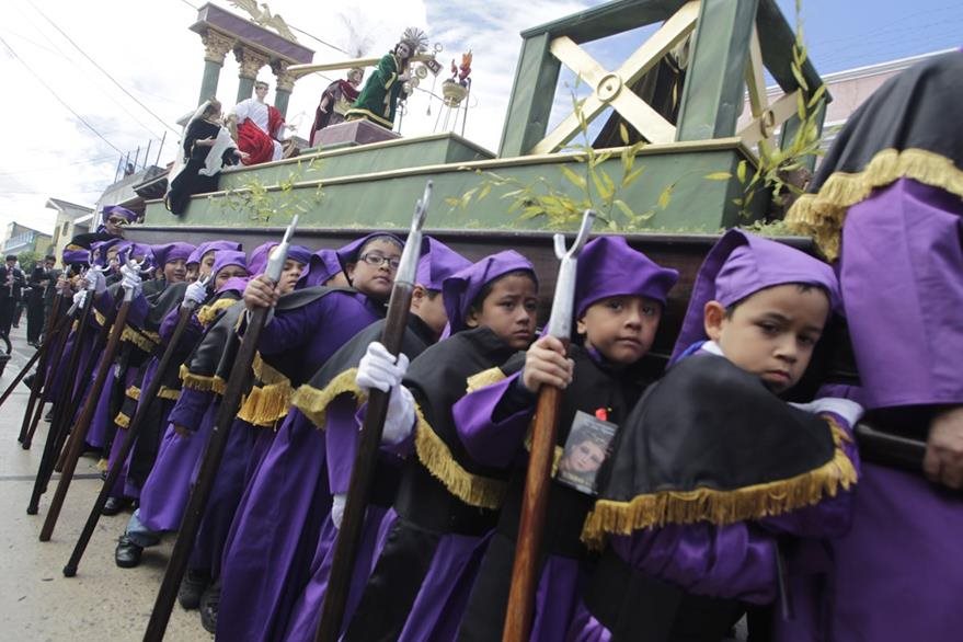 Hable con sus hijos y explíqueles las razones por las que se realizan las procesiones para que desde temprana edad comprendan la devoción. (Foto Prensa Libre: Edwin Berián).