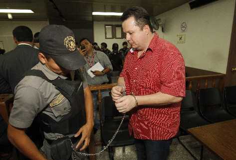 Alejandro Jiménez es engrilletado después de la audiencia en el Tribunal Quinto de Sentencia.