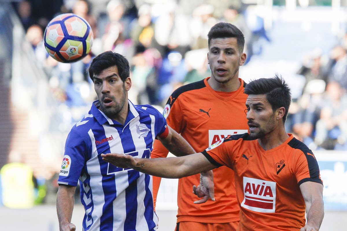 Los centrocampistas Manu García (i), del Alavés, y Christian Rivera (c) y Adrán González (d), del Eibar, durante el partido de Liga. (Foto Prensa Libre: EFE)