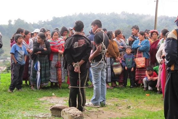 Los comunitarios sorprendieron a dos sujetos robando en la iglesia católica de la aldea Argueta, en Sololá. (Foto Prensa Libre: Ángel Julajuj)<br _mce_bogus="1"/>