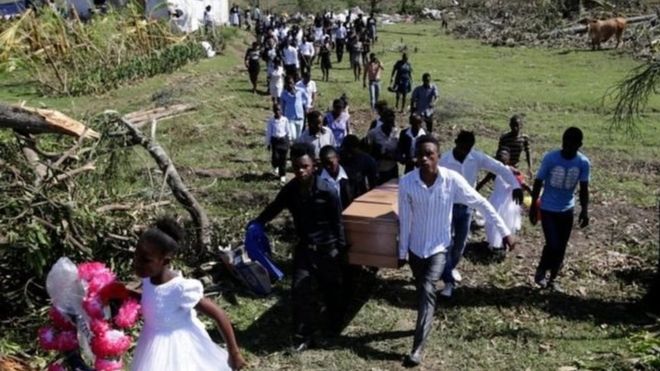 Cientos de familias han estado enterrando a sus seres queridos mientras llega ayuda para ellos. REUTERS