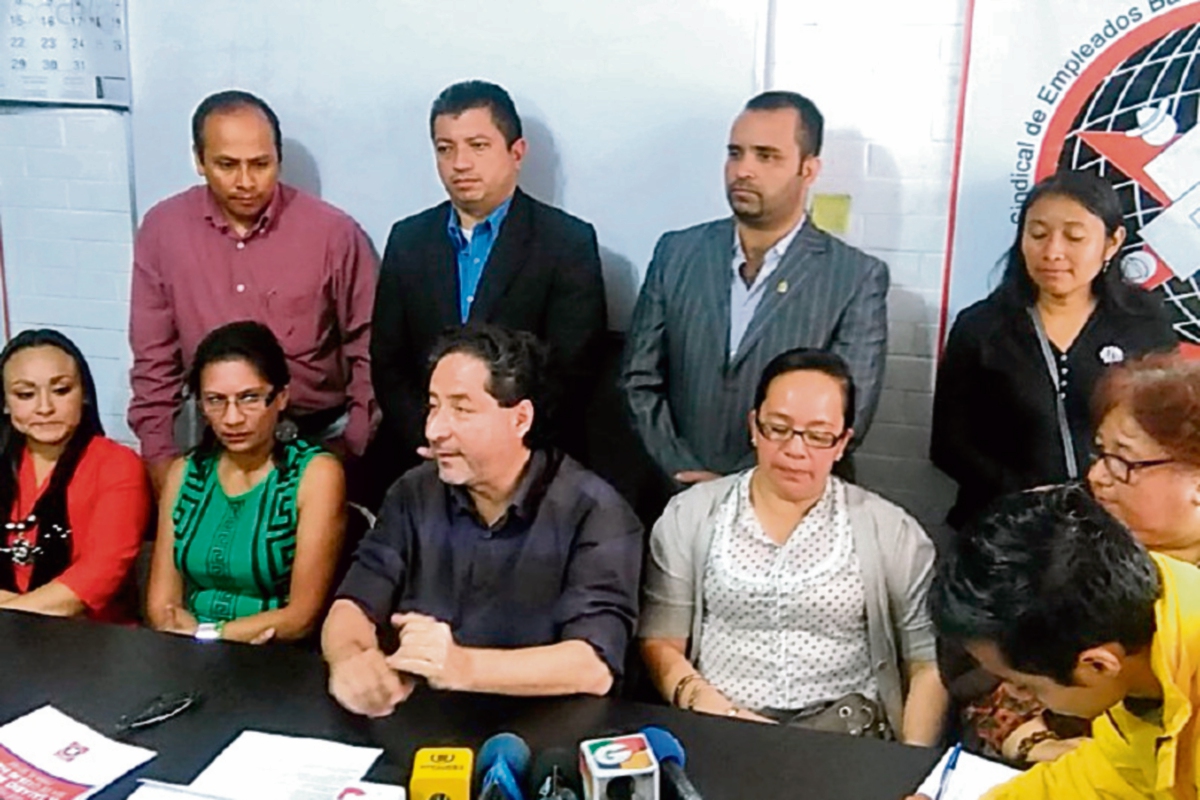Dirigentes sindicales manifiestan su postura sobre el aumento al salario mínimo para el 2016. (Foto Prensa Libre. Guillermo Ramírez)