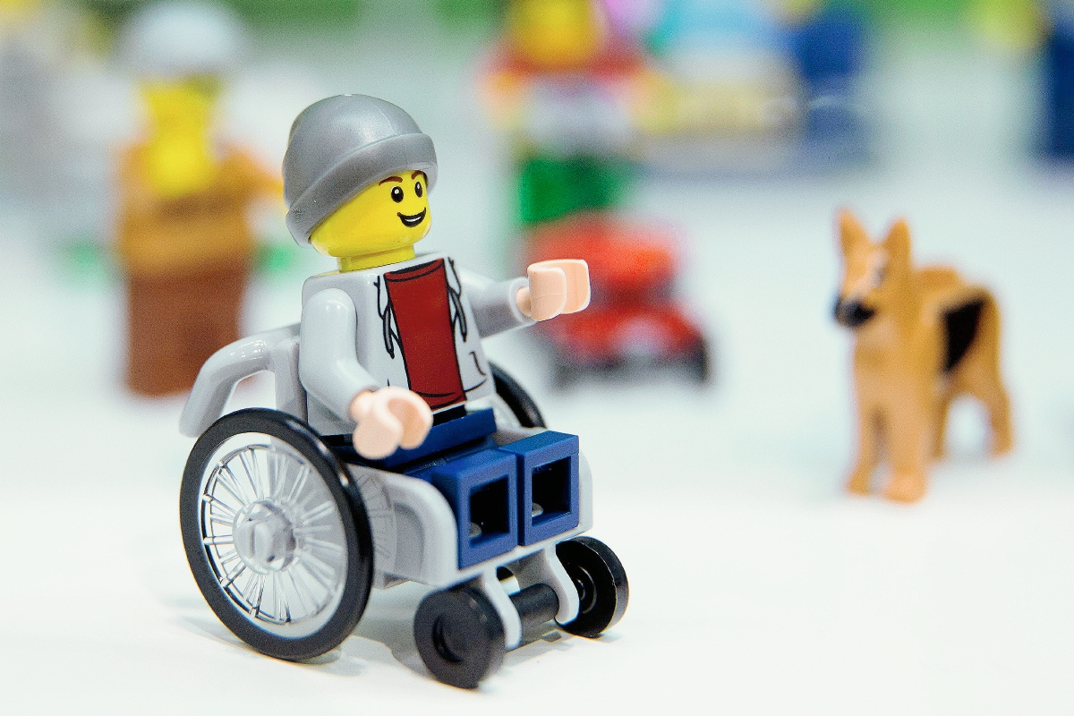Una figura de Lego en silla de ruedas se comercializará en junio de este año. (Foto Prensa Libre: AFP)