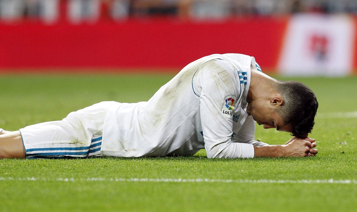 El delantero portugués del Real Madrid, Cristiano Ronaldo, luce desconsolado, tras fallar una ocasión contra el Real Betis. (Foto Prensa Libre: EFE)