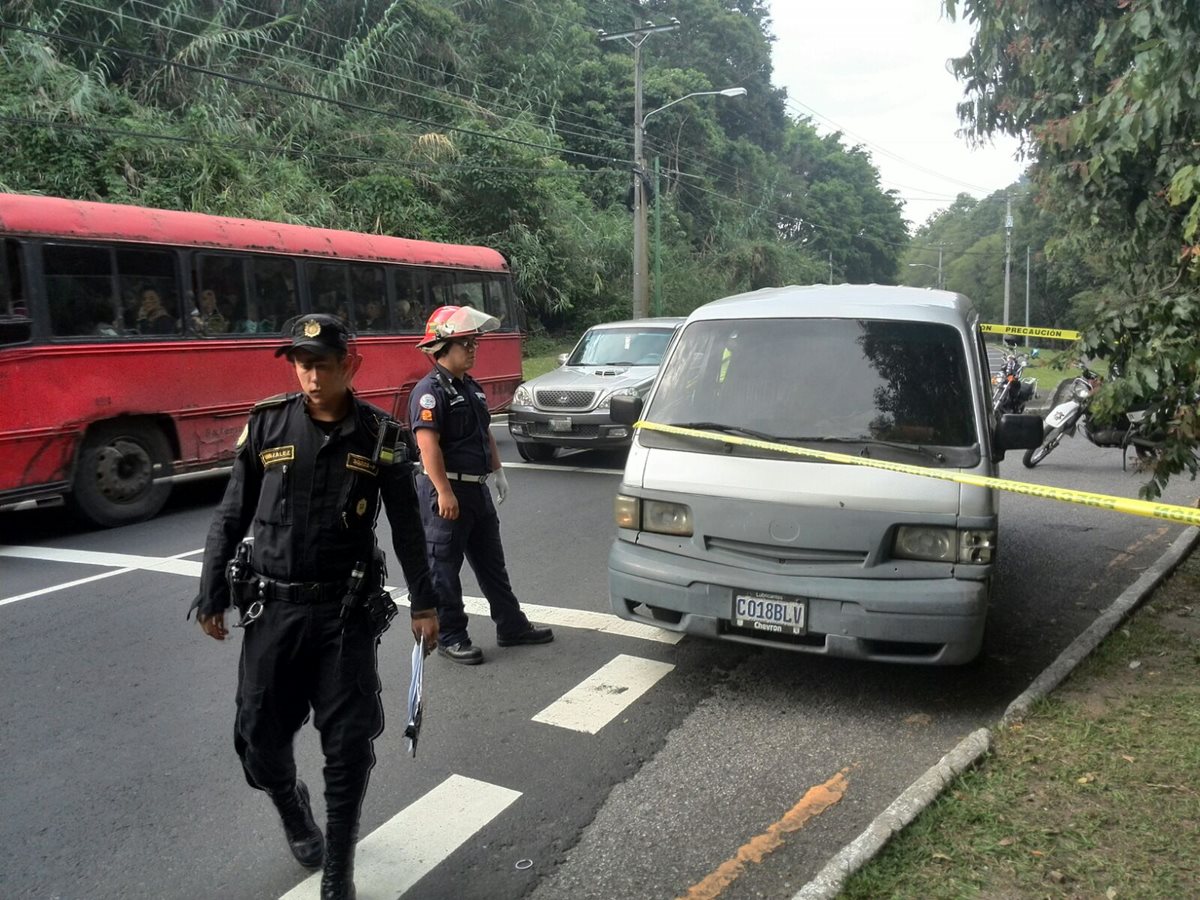 Un pasajero de un microbús murió baleado durante un ataque que pandilleros efectuaron en la zona 15. (Foto Prensa Libre: E. Paredes)