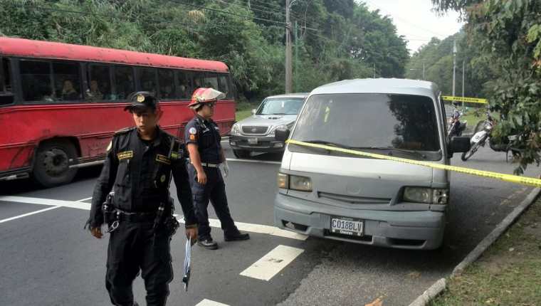 Un pasajero de un microbús murió baleado durante un ataque que pandilleros efectuaron en la zona 15. (Foto Prensa Libre: E. Paredes)