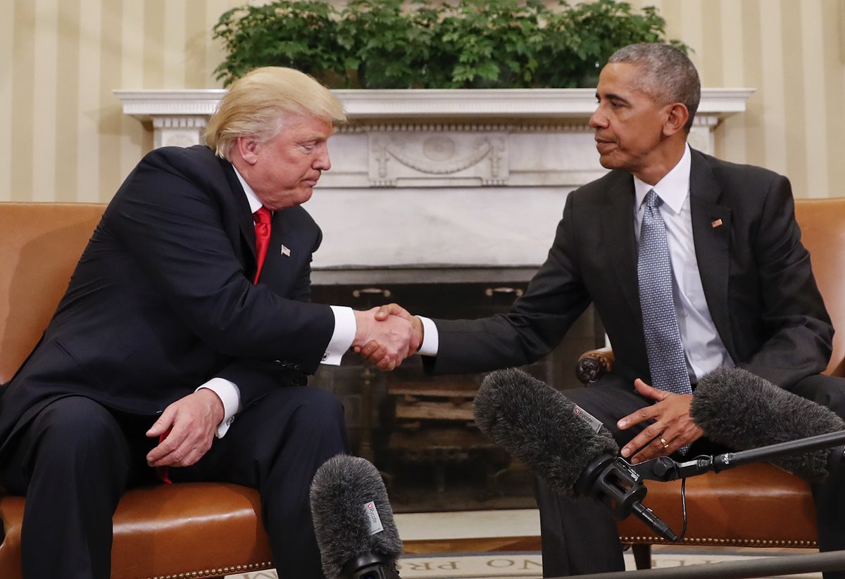 Donald Trump (a la izq.) estrecha la mano de Barack Obama en noviembre del 2016 en la Casa Blanca. (Foto Prensa Libre: AP).
