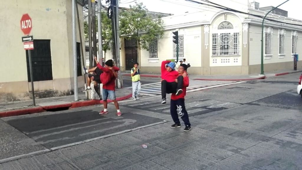 Grupo de bailarines de biboying ejecuta rutina en la 13 calle y 8a. avenida de la zona 1 capitalina, mientras el semáforo marca rojo. (Foto Prensa Libre: Edwin Pitán)