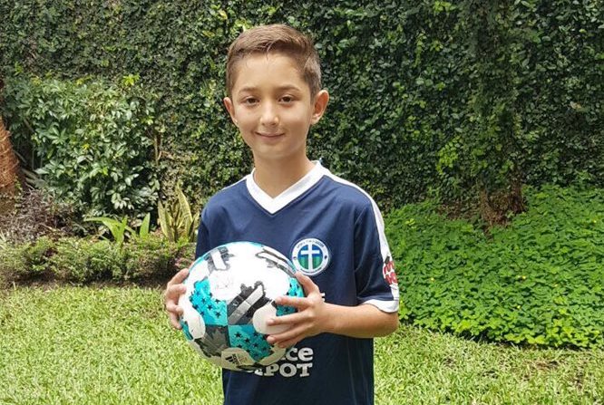 Adrián Morales, de diez año, busca el sueño de jugar en el futbol de España. (Foto Prensa Libre: cortesía familia Morales)