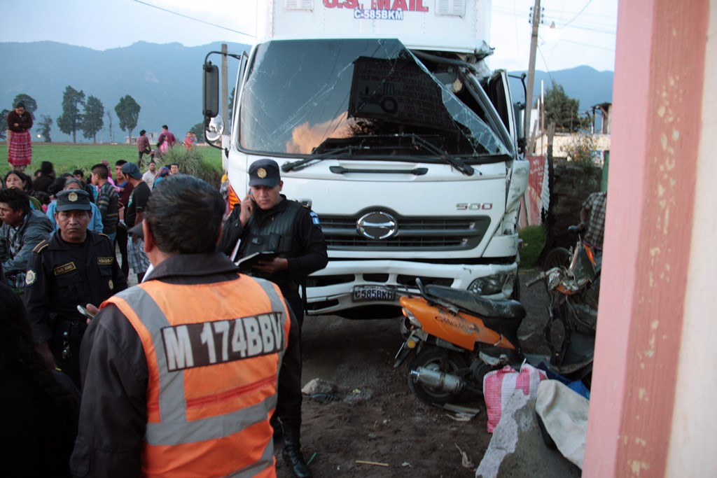 Agentes policiales recaban información en sitio de accidente, en La Esperanza, Quetzaltenango. (Foto Prensa Libre: Carlos Ventura)