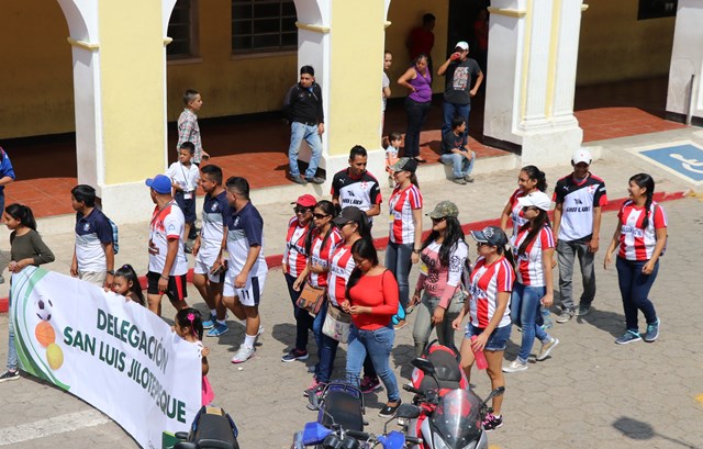 Maestros de San Luis Jilotepeque, son captados durante el desfile por la inauguración de los juegos deportivos. (Foto Prensa Libre: Hugo Oliva)