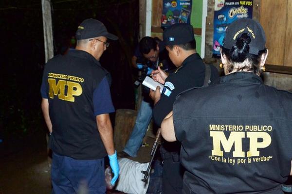Agentes del MP buscan indicios del crimen. (Foto Prensa Libre: Rolando Miranda)<br _mce_bogus="1"/>