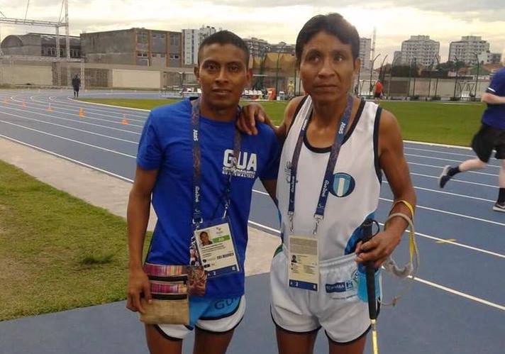 Óscar Raxón y su guía Santos Martínez estará presentes en la inauguración de Olímpicos. (Foto Prensa Libre: COG).