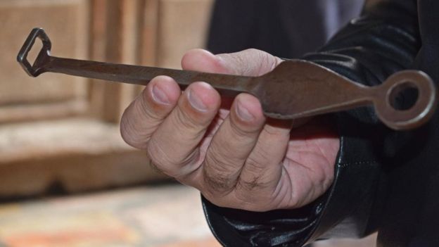 La llave de 20cm de longitud es la única que puede abrir la puerta. SARA TOTH STUB