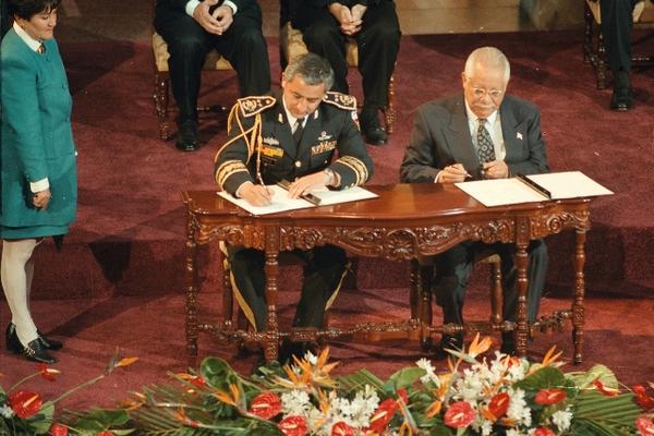 Firma de la Paz entre el General Otto Pérez Molina del lado del Ejército y Carlos González por Urng el 29 de diciembre diciembre de 1996. (Foto Prensa Libre: Archivo)