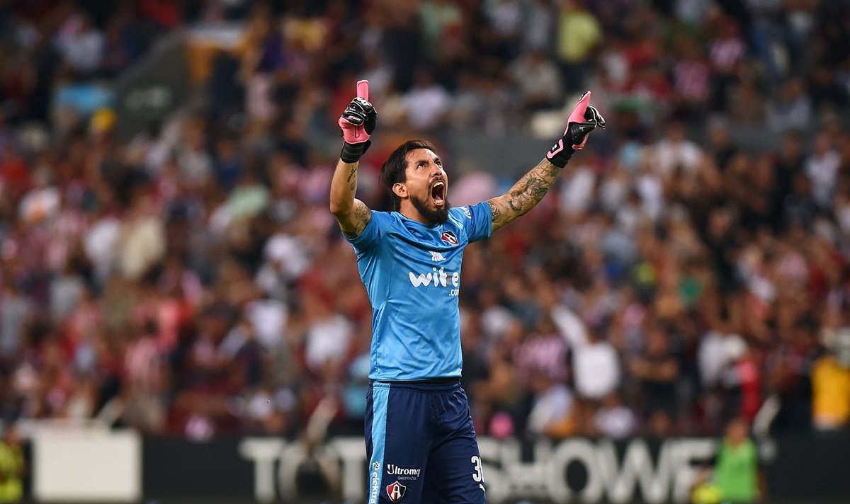 El portero Miguel Fraga celebra la anotación de su equipo en el clásico de Guadalajara contra las Chivas. (Foto Prensa Libre: AFP)