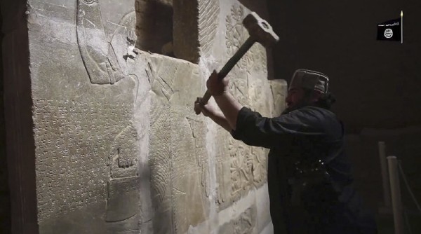 Un extremista del Estado Islámico destruye una pieza en la ciudad de Nimrud,Irak. (AP).