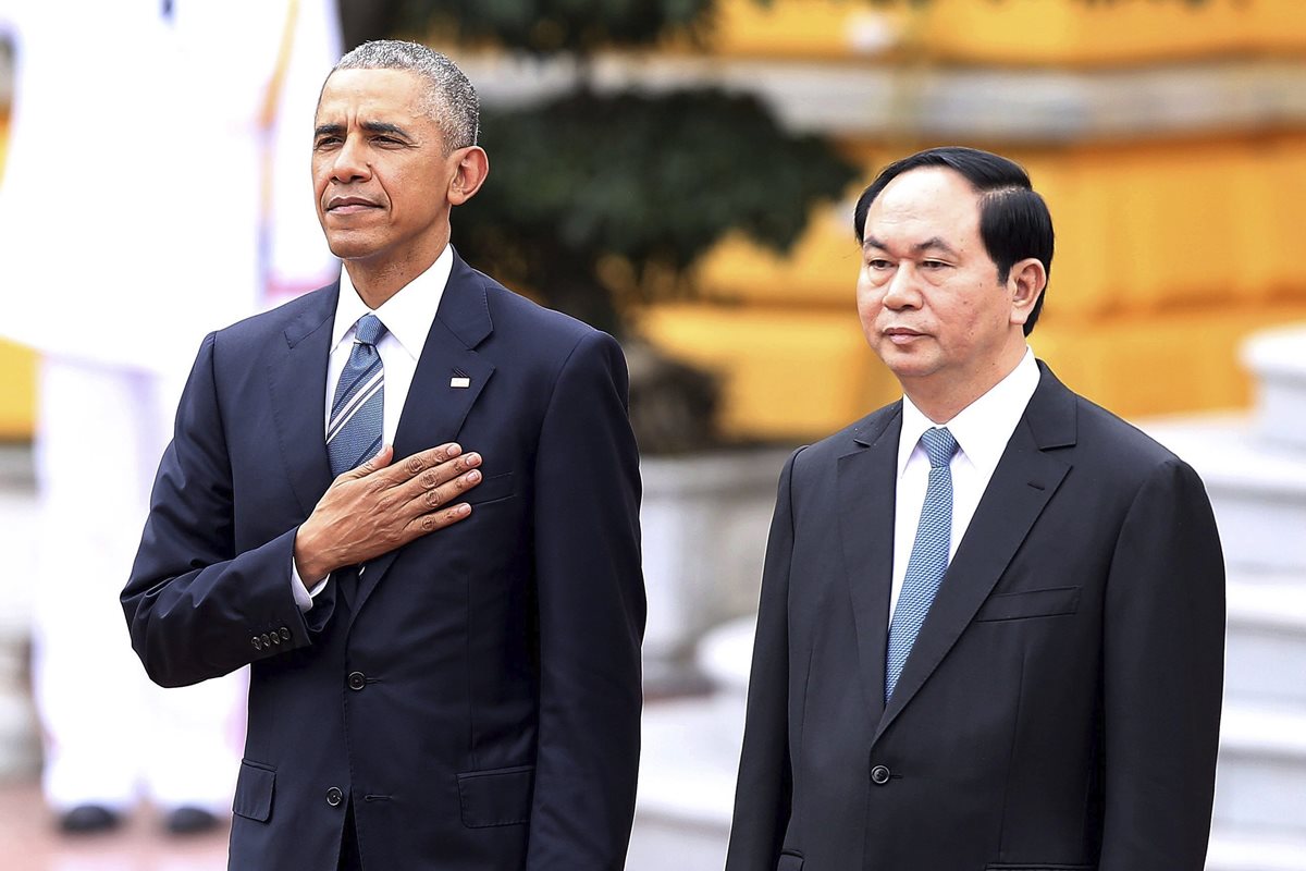 El presidente estadounidense, Barack Obama (izq), y su homólogo vietnamita, Tran Dai Quang (der.) durante el anuncio del levantamiento del embargo. (Foto Prensa Libre: EFE).