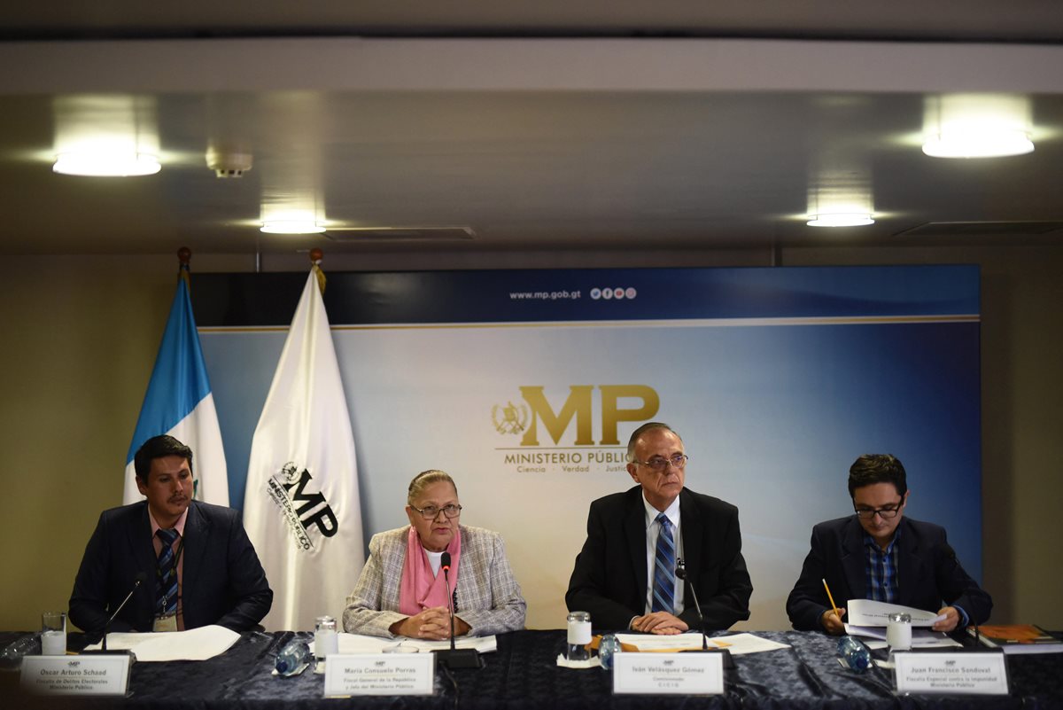 Iván Velásquez,director de Cicig; la fiscal General, María Consuelo Porras, y los jefes fiscales Óscar Schaad -i- y Francisco Sandoval -d-, en conferencia de prensa. (Foto Prensa Libre: EFE)