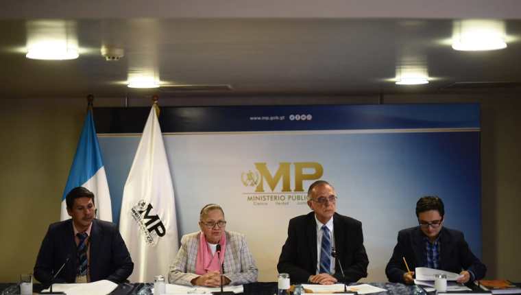 Iván Velásquez,director de Cicig; la fiscal General, María Consuelo Porras, y los jefes fiscales Óscar Schaad -i- y Francisco Sandoval -d-, en conferencia de prensa. (Foto Prensa Libre: EFE)