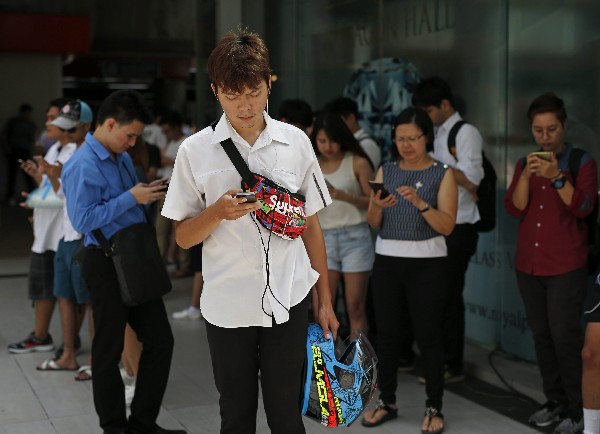 Tailandeses juegan Pokemon Go en un centro comercial en Bangkok, Tailandia.(Foto Prensa Libre: EFE)