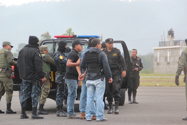Autoridades trasladan a Cardona Ortiz hacia el aeropuerto de la ciudad de Huehuetenango. (Foto Prensa Libre)