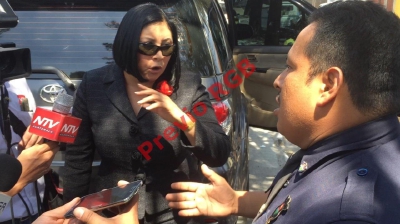La legisladora  discute con Amilcar Montejo, Intendente de Tránsito Emetra. (Foto Prensa Libre: PMT)