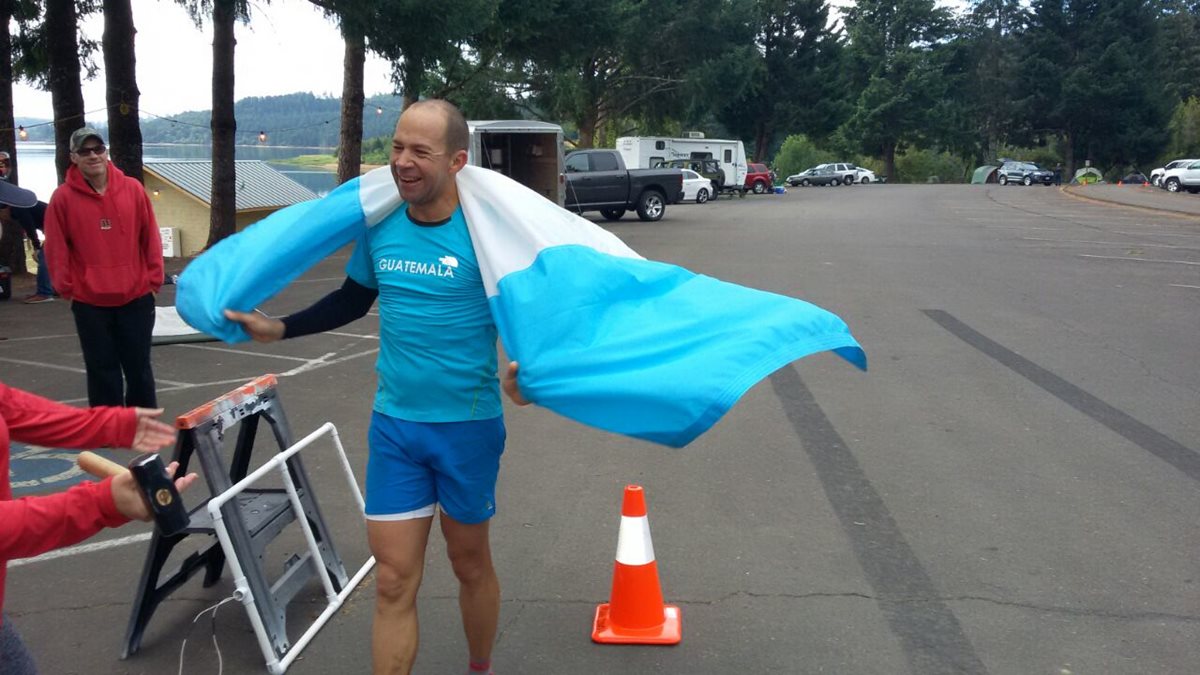 Sagastume luce la bandera de Guatemala. (Foto Prensa Libre: Cortesía COG)