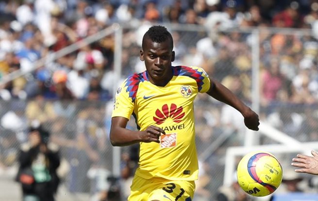 El colombiano Darwin Quintero fue sancionado por intentar darle un pelotazo a un periodista. (Foto Prensa Libre: EFE)