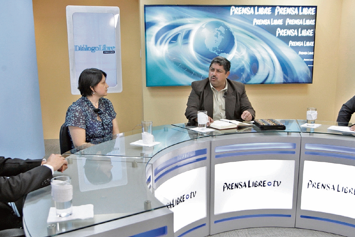 Diana Fernández, de URL y Juan Medina, de AEG —centro—, conversan con los periodistas Ben Kei Chin y Álex Rojas.