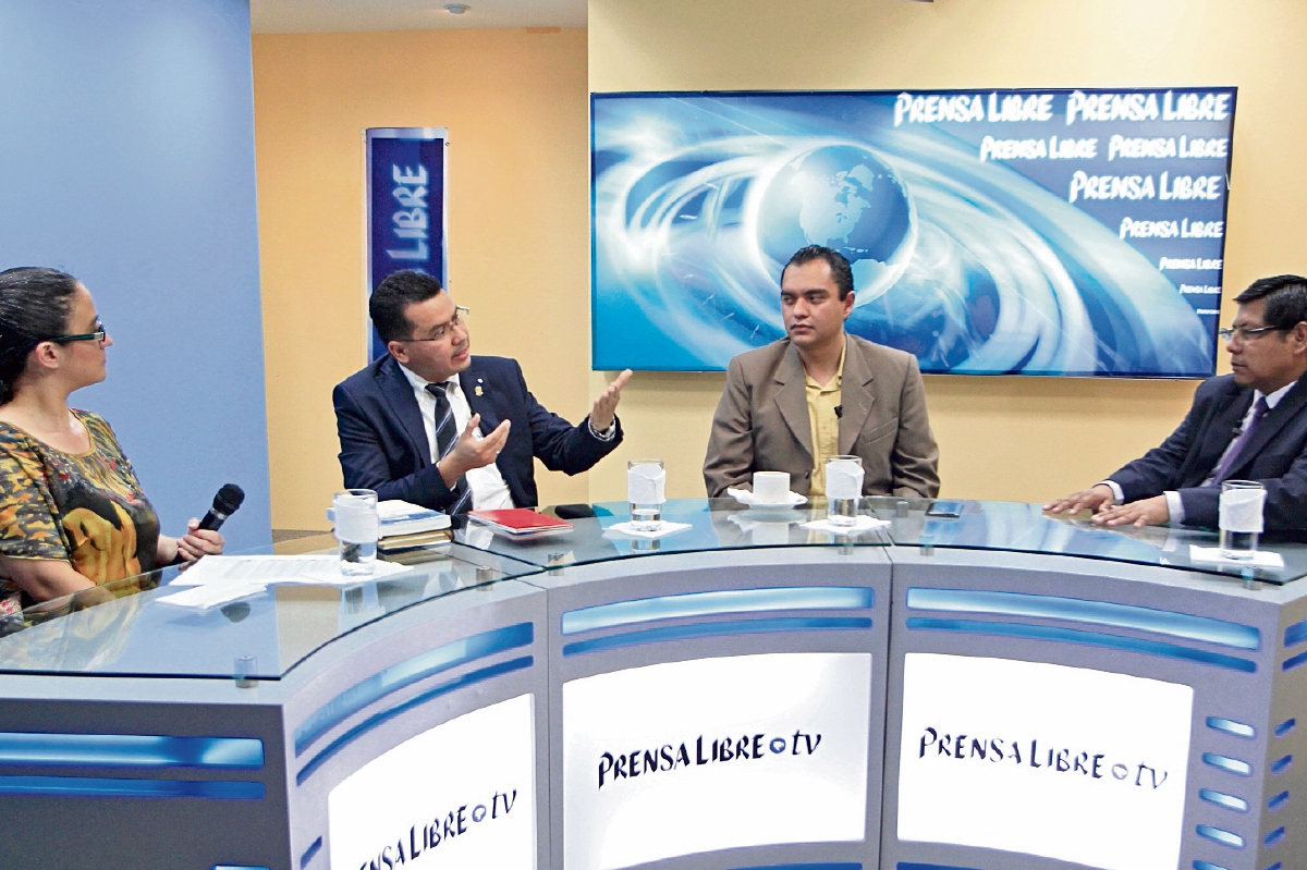 Los analistas Lizandro Acuña y Gerson Sotomayor —centro— conversan con la editora Claudia Acuña y el periodista Byron Vásquez.