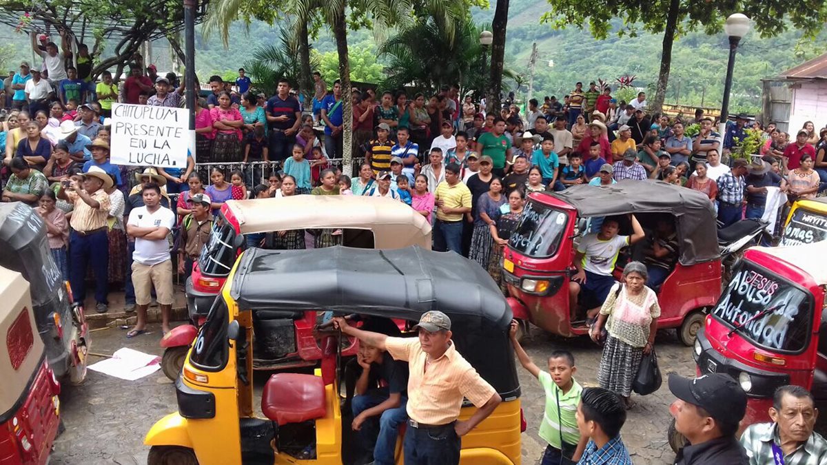 Cientos de pobladores participaron en la caminata para exigir a las autoridades municipales la ejecución de proyectos. (Foto Prensa Libre: Eduardo Sam)