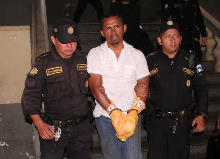 Marlon Alberto Pivaral Rodas luego de ser consignado por la Policía en Escuintla. (Foto Prensa Libre: PNC).