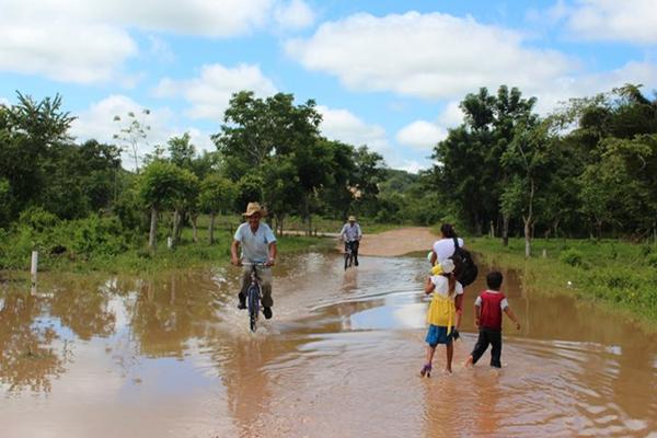 Calle del barrio Panorama en San Benito, inundada; por más de cuatro horas llovió en el área. (Foto Prensa Libre: Rigoberto Escobar)