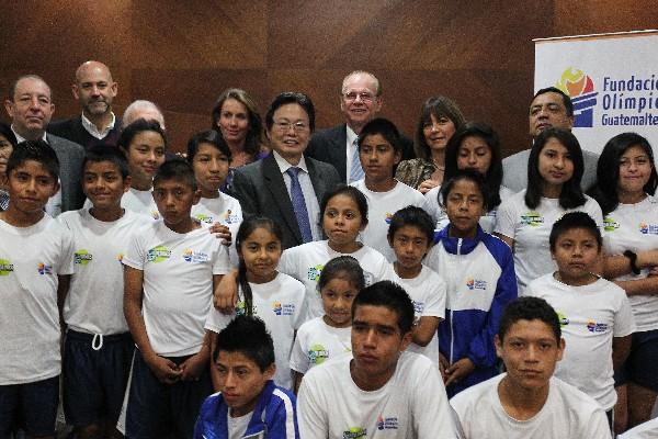 Eiichi Kawahara —centro—, embajador de Japón en Guatemala, posa junto a niños beneficiados. (Foto Prensa Libre: Jorge Ovalle)