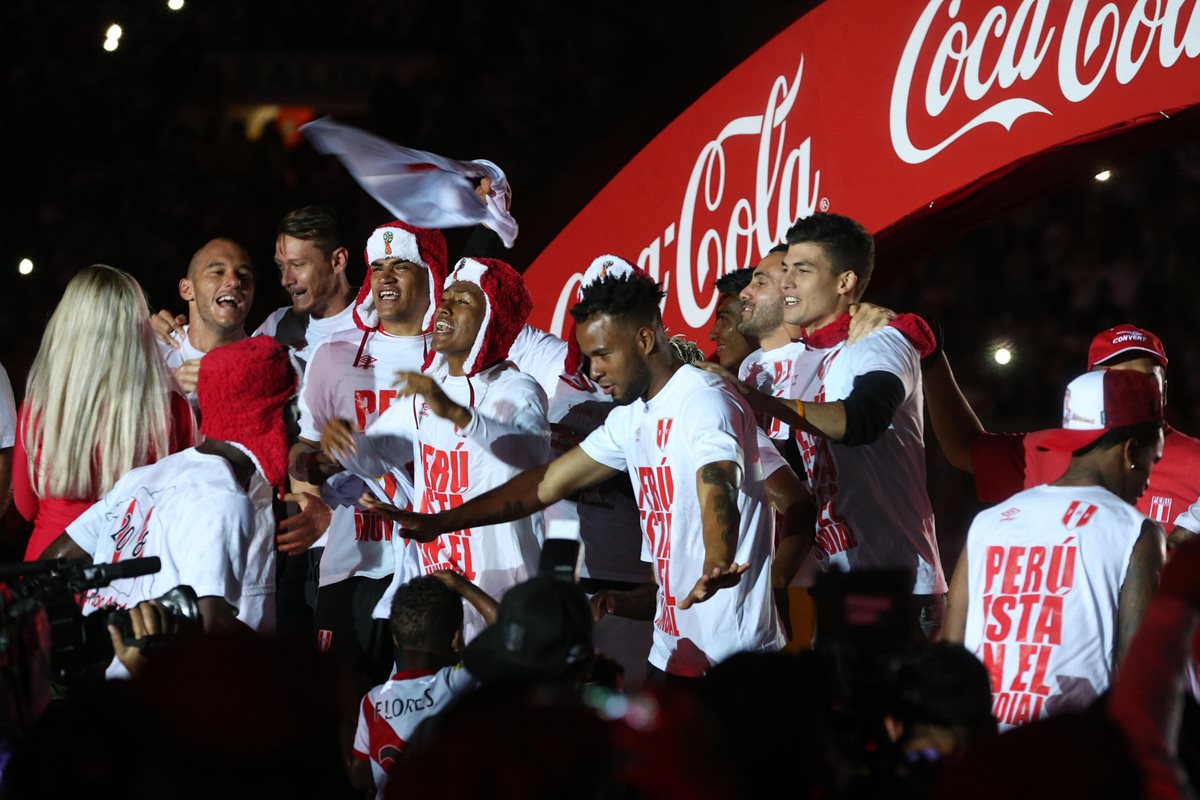 Los aficionados y sus jugadores peruanos vivieron una fiesta en el Estadio Nacional de Lima luego de la clasificación de su país al Mundial de Rusia 2018. (Foto Prensa Libre: EFE)