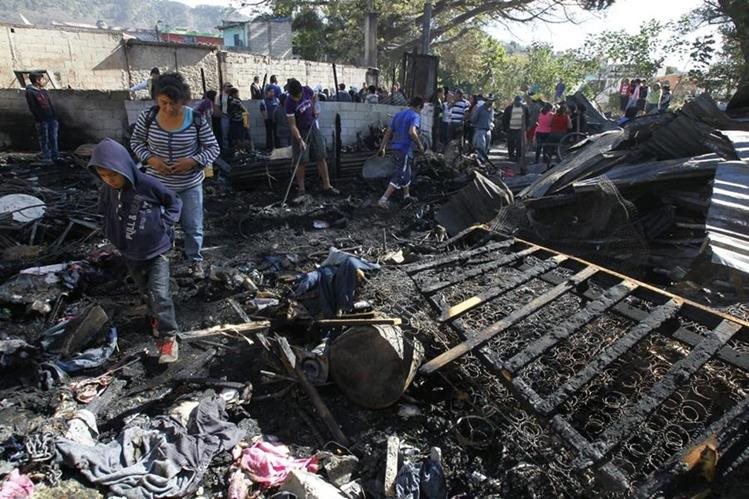 El fuego consumió seis viviendas y cobró la vida de las dos menores y su padre. Una tercera víctima sobrevive en el hospital. (Foto Prensa Libre: Hemeroteca PL)