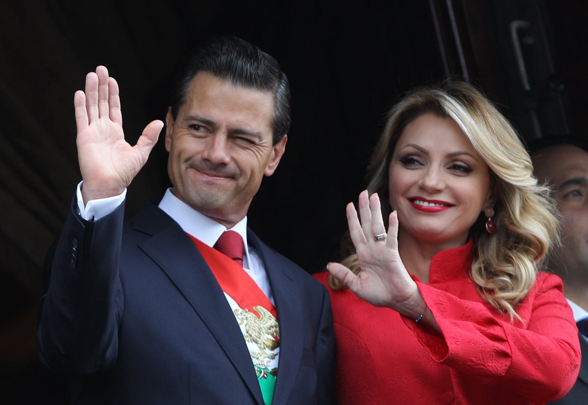 El presidente de México, Enrique Peña Nieto (izq.) junto a su esposa, la actriz Angélica Rivera, en un acto público en septiembre del 2015. (Foto Prensa Libre: EFE).