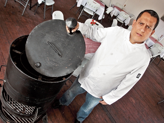 Raúl Valdivia logró uno de sus sueños: abrir su propio restaurante. (Foto Prensa Libre: Álvaro Interiano)